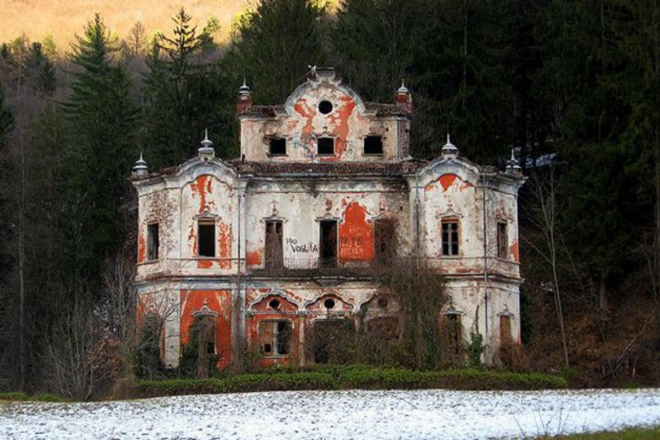 7 ABANDONED MANSIONS FROM AROUND THE WORLD 2