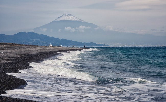 miho-no-matsubara beaches with black sand