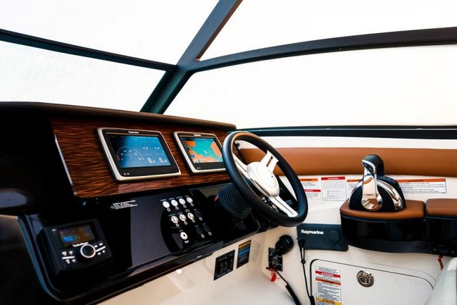 Jerome-Wassenaar_Sea-Ray-320-Sundancer_049-XL-720x480 luxury yachts