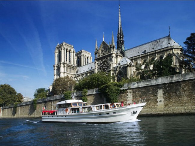 Navigating the Seine River in a private yacht 1
