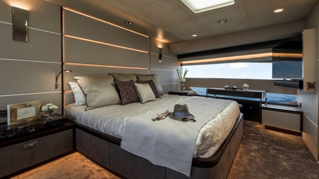 Discover the Sleek Interior Design of the Luxurious Horizon FD85 Yacht 5